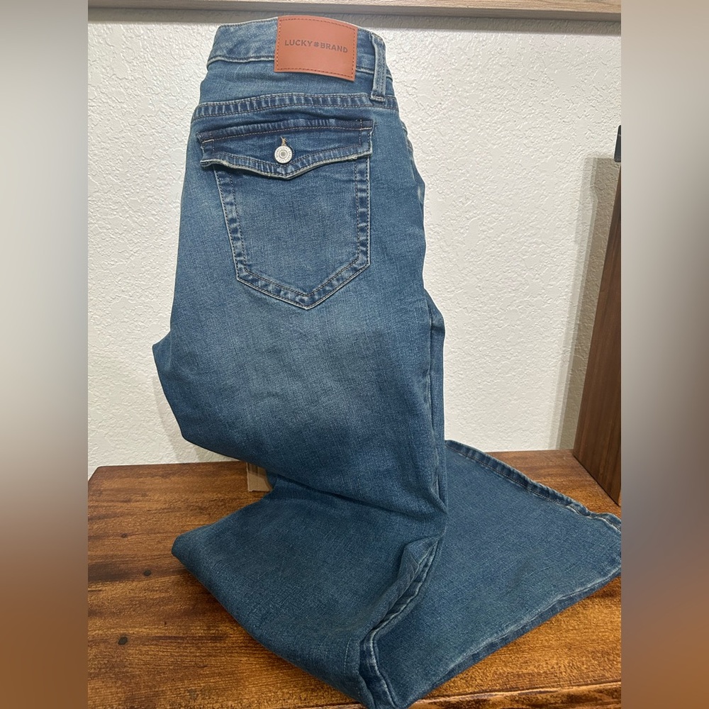 Lucky Brand Low Rise Flare Denim’s -in great condition without wear marks - Picture 3 of 5